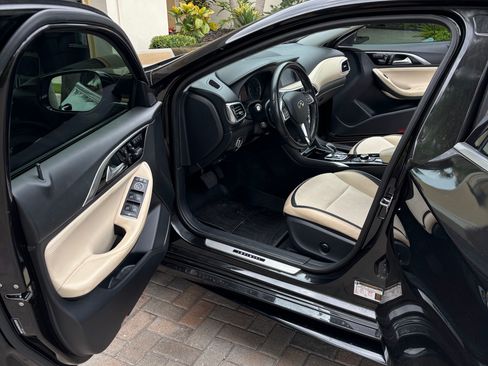 Used 2019 INFINITI QX30 w/ Navigation Package FWD image 12