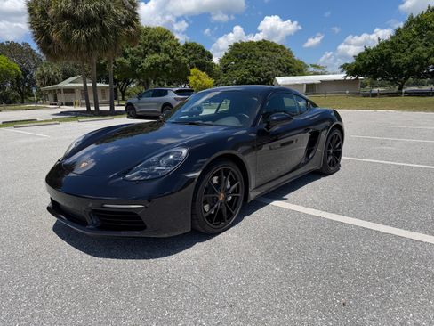 Used 2022 Porsche 718 Cayman w/ Premium Package RWD image 2