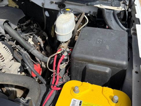 Used 2005 Chevrolet Silverado 2500 W/T w/ Snow Plow Prep Package AWD/4WD image 22