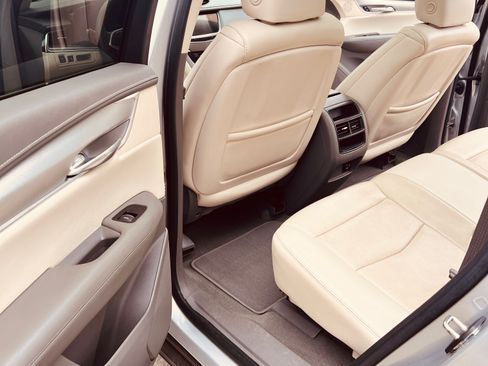 Used 2018 Cadillac XT5 Luxury w/ Driver Awareness Package image 14