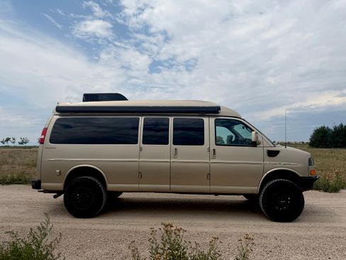 Used 2011 GMC Savana 2500 Extended RWD image 4