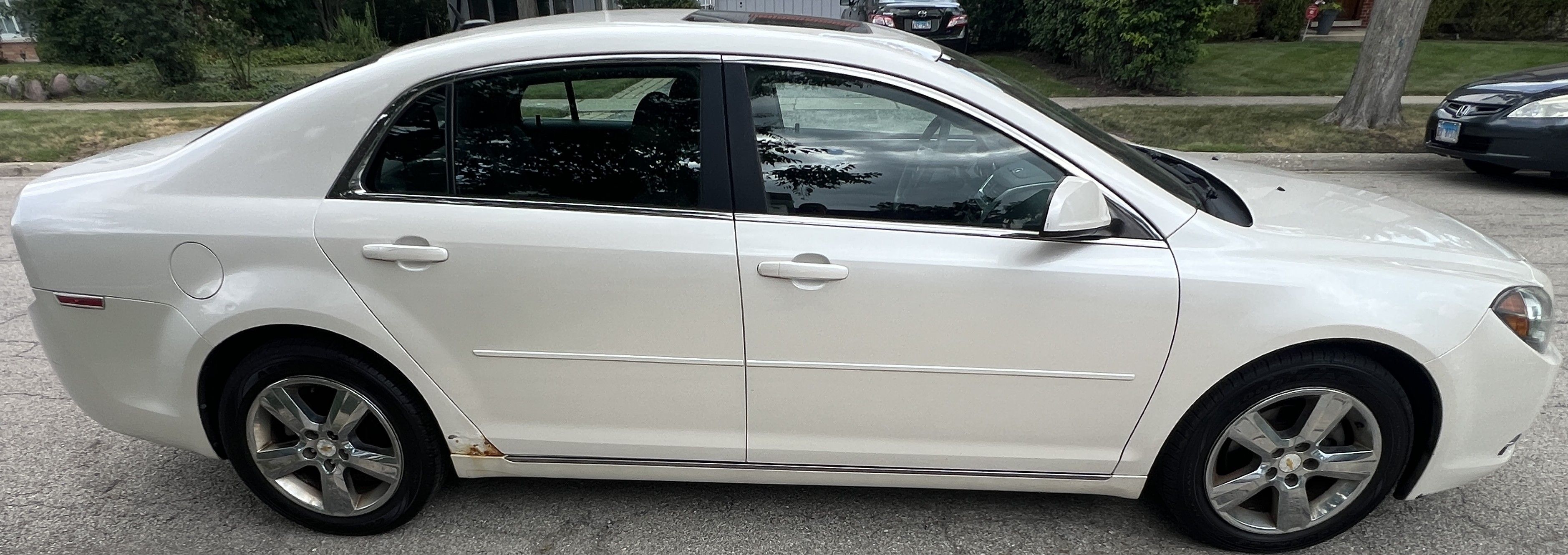 Used 2011 Chevrolet Malibu LT w/ White Diamond Premium Package FWD image 2