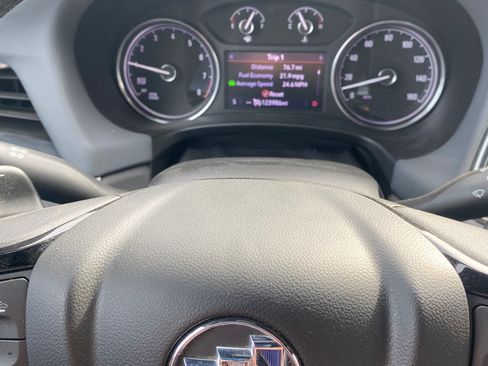 Used 2022 Buick Enclave Essence image 9