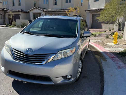 Used 2016 Toyota Sienna XLE image 1