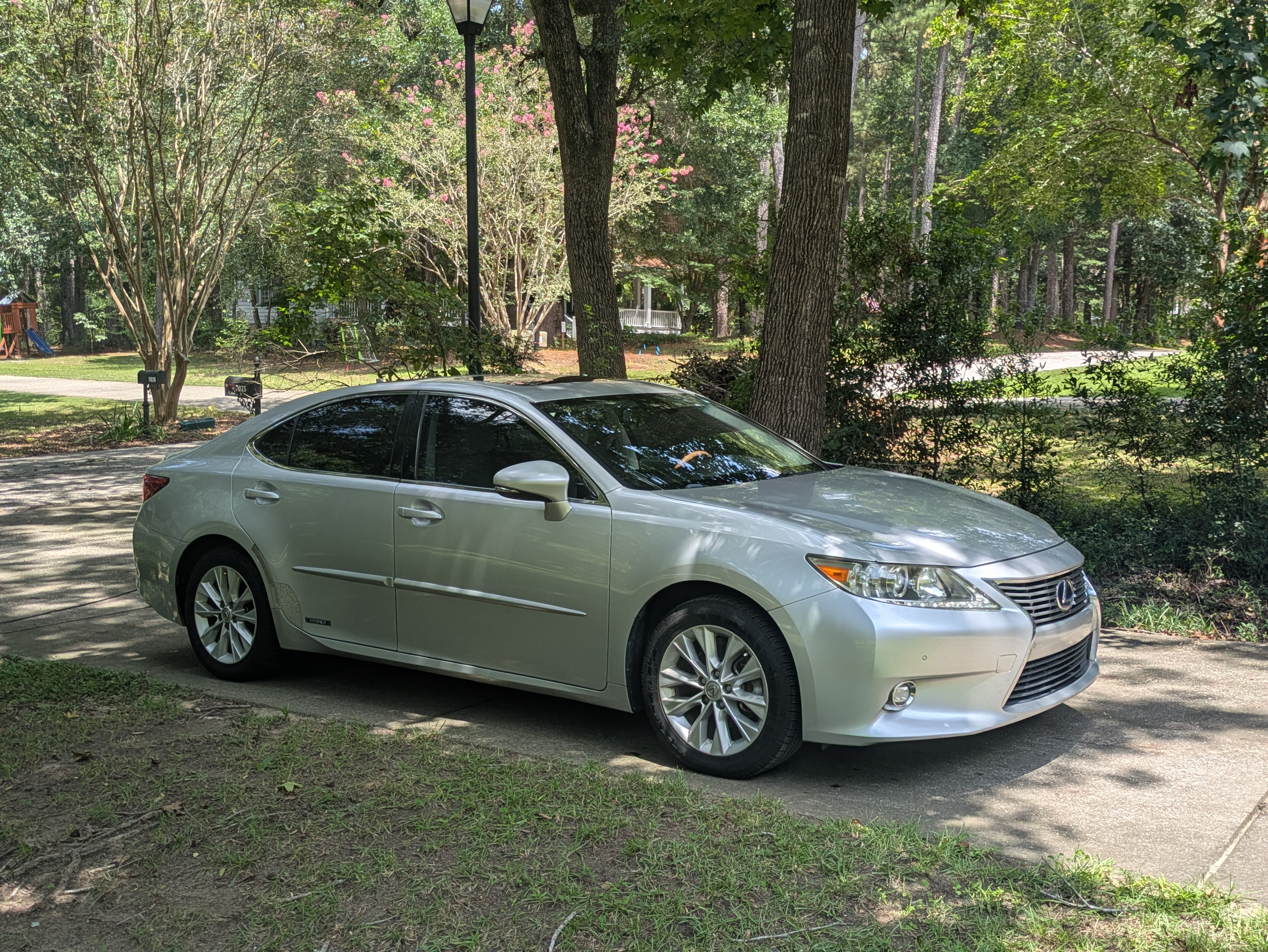 Used 2014 Lexus ES 300h w/ Luxury Package w/Bamboo Trim FWD image 1
