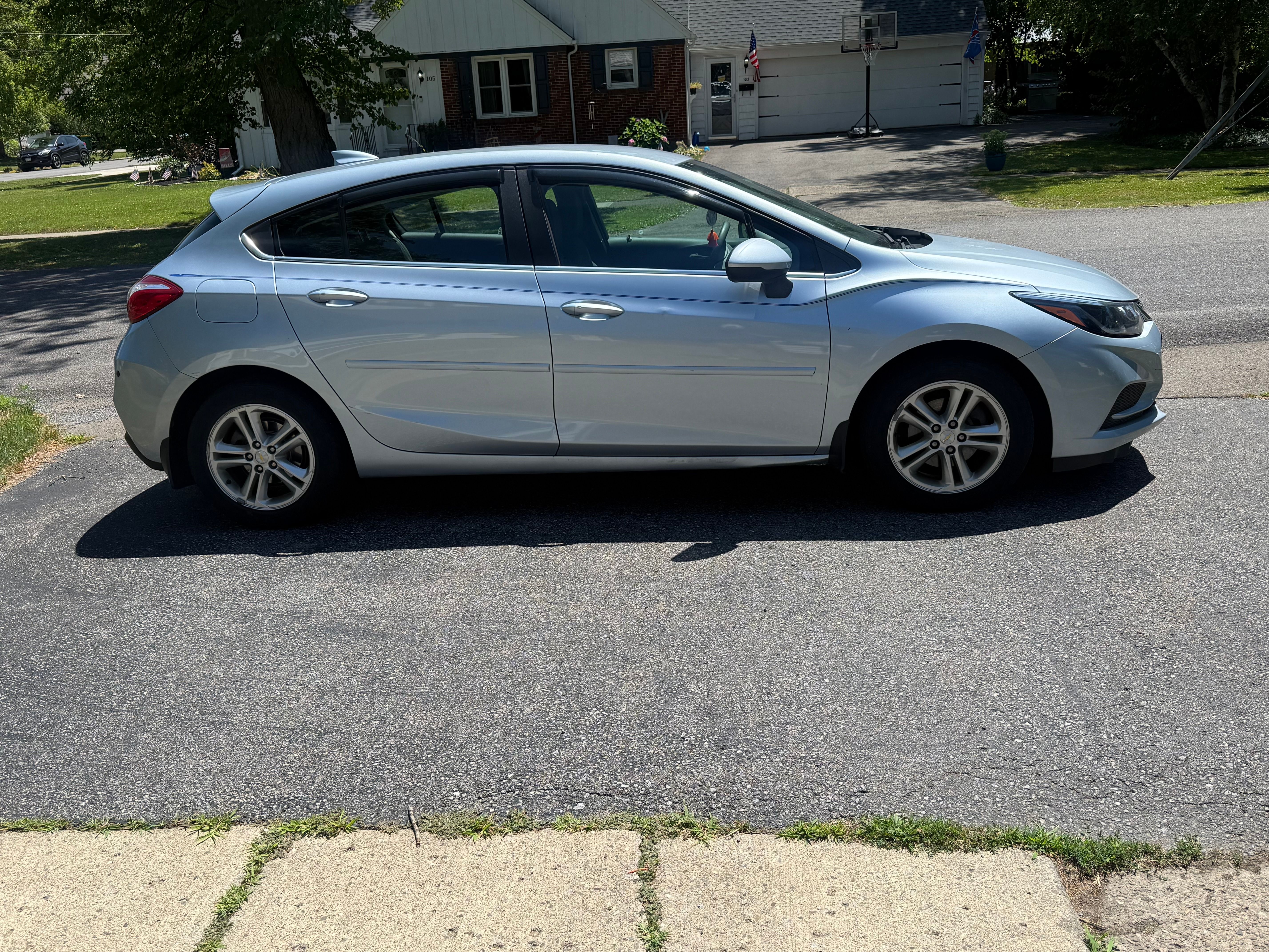 Used 2017 Chevrolet Cruze LT w/ Convenience Package FWD image 2