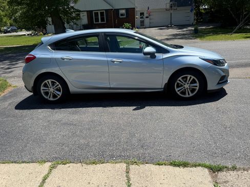 Used 2017 Chevrolet Cruze LT w/ Convenience Package FWD image 2