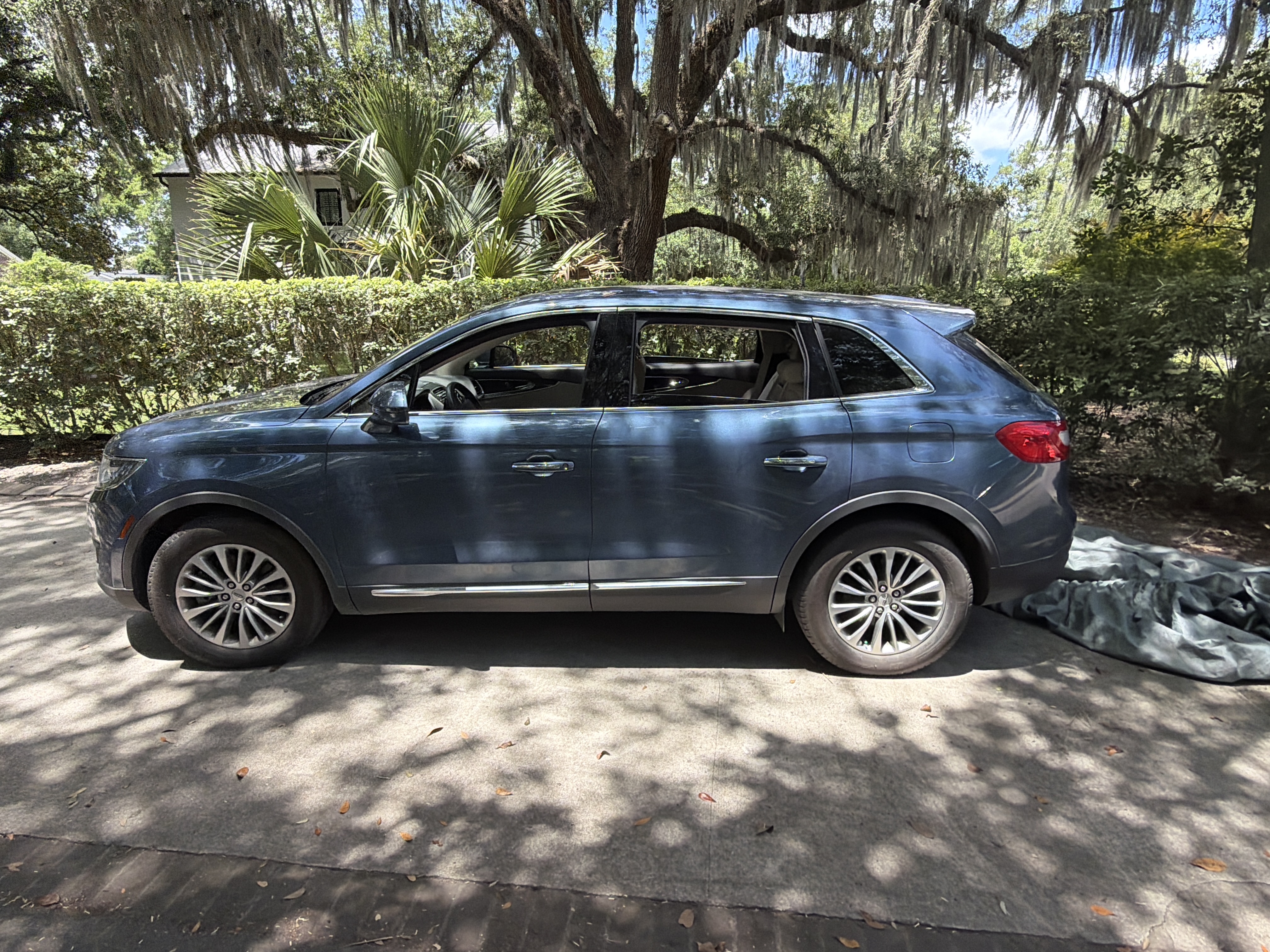 Used 2018 Lincoln MKX Select w/ Select Plus Package AWD/4WD image 2