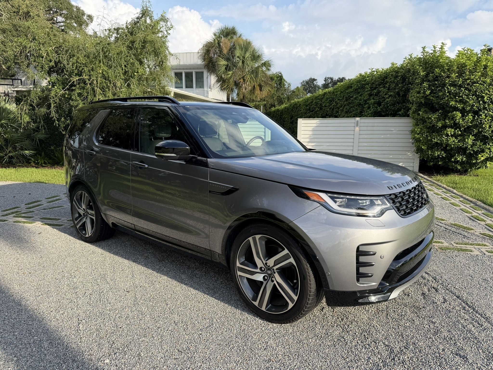 Used 2024 Land Rover Discovery Dynamic SE AWD/4WD image 1