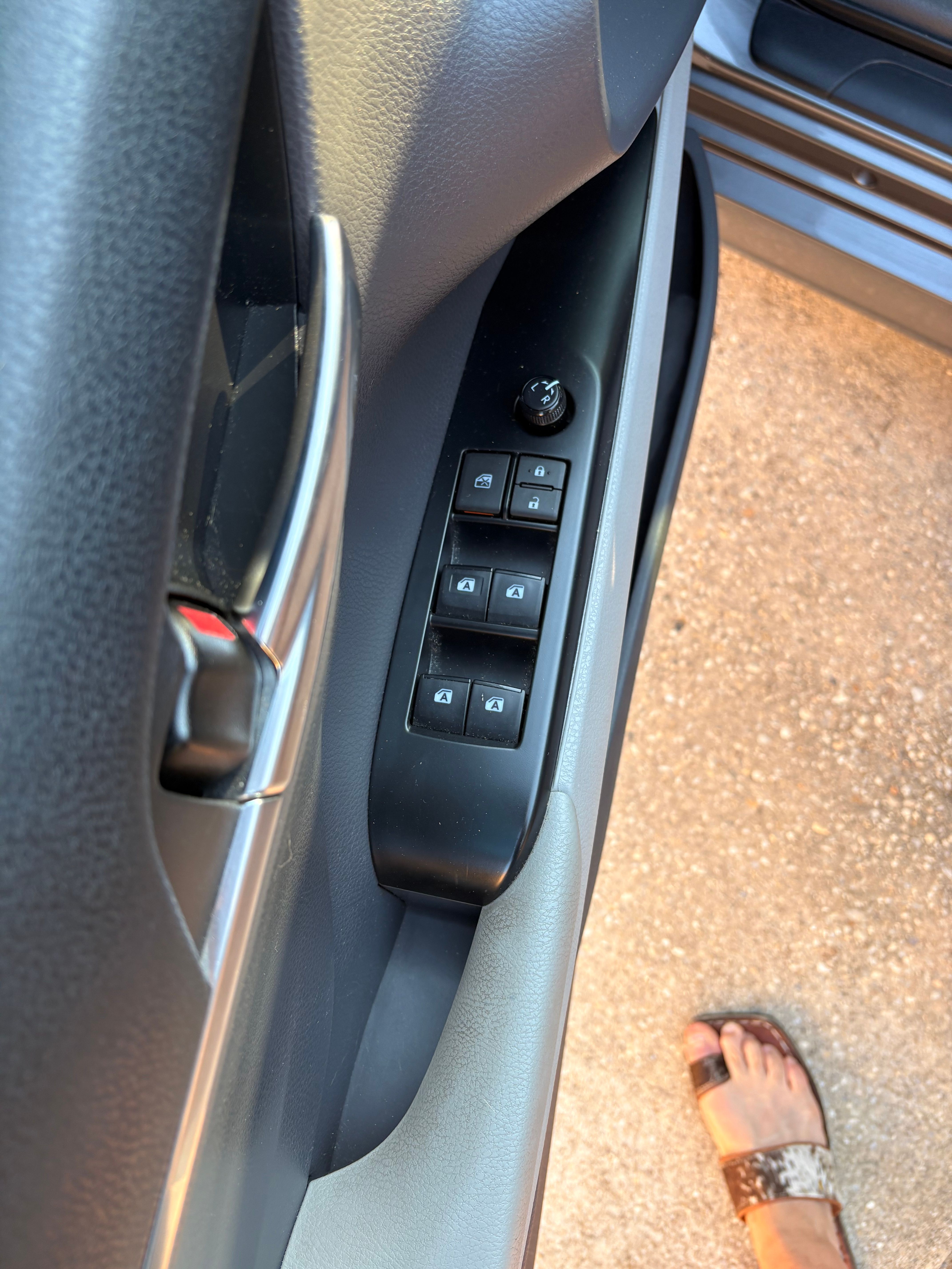 Used 2020 Toyota Camry LE FWD image 23