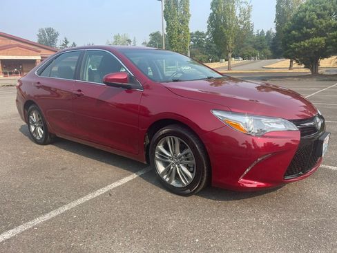 Used 2015 Toyota Camry SE FWD image 1