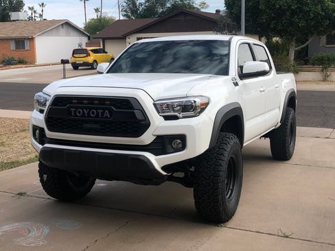 Used 2019 Toyota Tacoma TRD Off-Road AWD/4WD image 9
