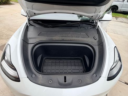 Used 2021 Tesla Model Y Long Range image 9