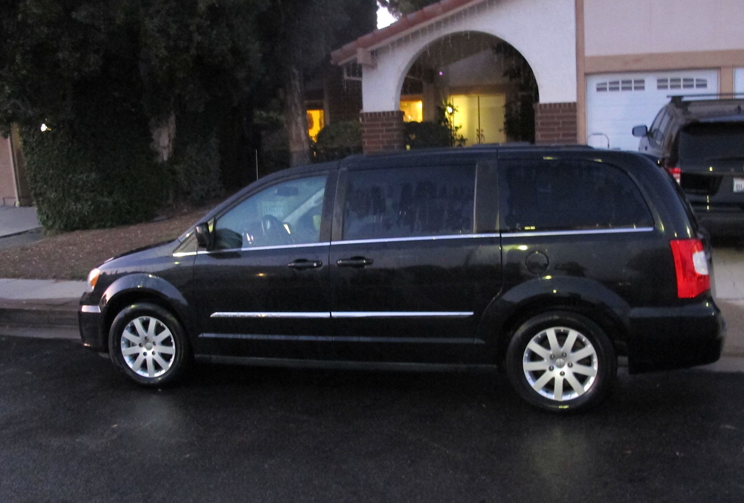 Used 2015 Chrysler Town & Country Touring FWD image 2