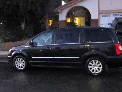 Used 2015 Chrysler Town & Country Touring image 2