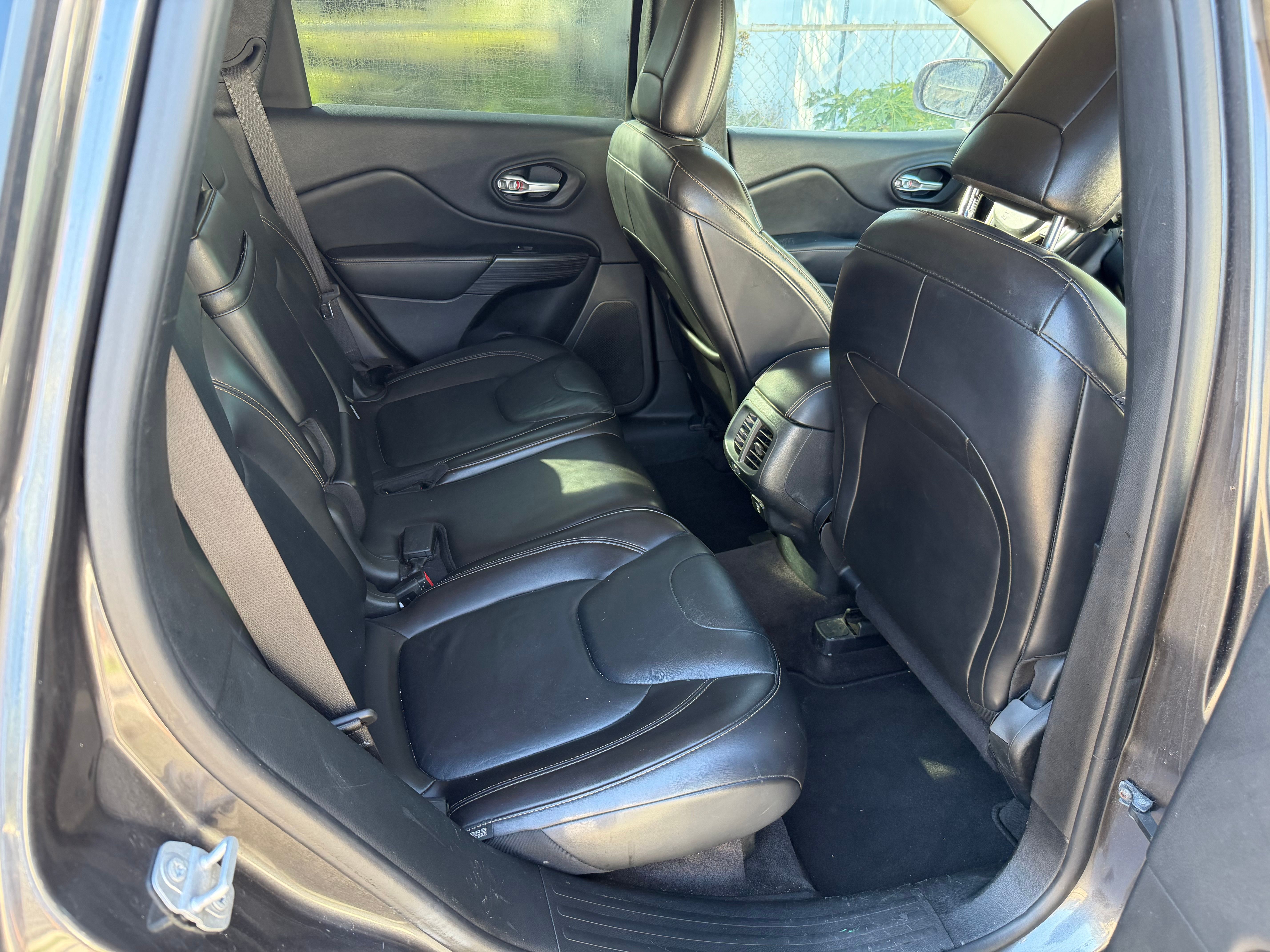 Used 2016 Jeep Cherokee Limited FWD image 9