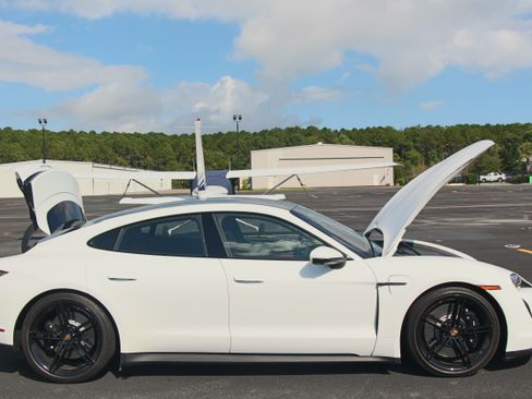 Used 2021 Porsche Taycan 4S image 9