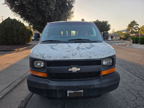 Used 2005 Chevrolet Express 2500 image 2