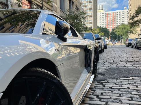 Used 2018 Audi R8 V10 w/ Premium Package RWD image 2