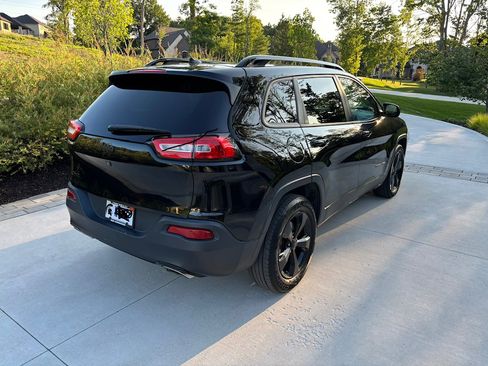 Used 2018 Jeep Cherokee Latitude w/ Altitude Package AWD/4WD image 8