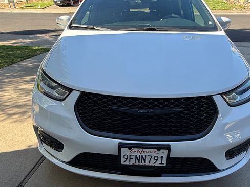 Used 2022 Chrysler Pacifica Touring-L w/ S Appearance Package FWD image 4