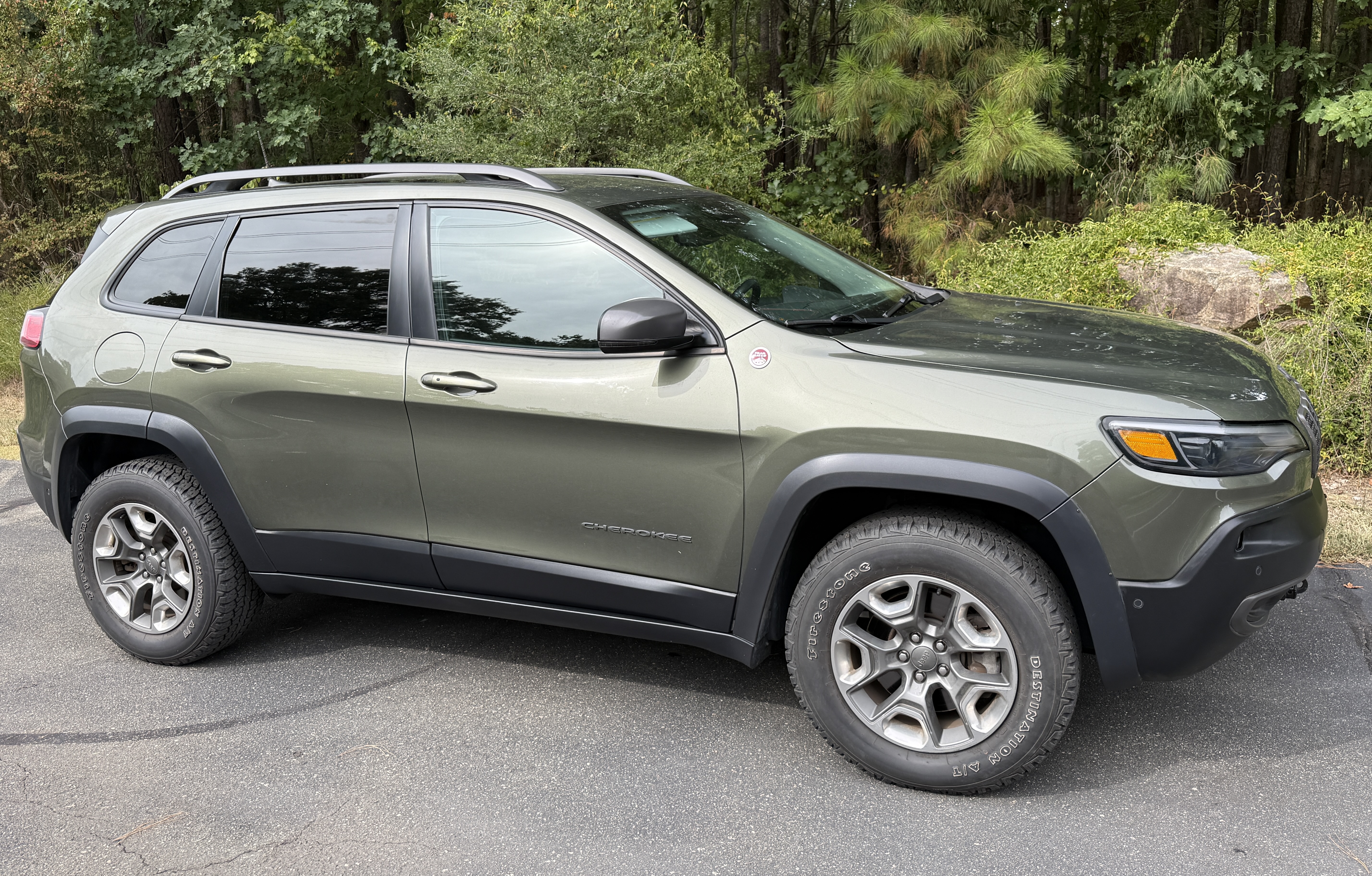Used 2019 Jeep Cherokee Trailhawk AWD/4WD image 6