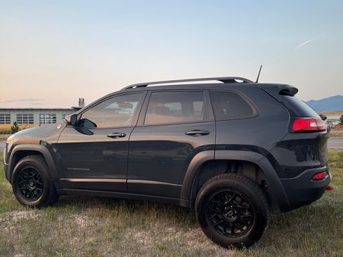 Used 2017 Jeep Cherokee Trailhawk image 5