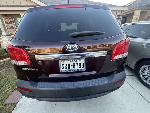 Used 2011 Kia Sorento LX w/ Convenience Pkg image 4