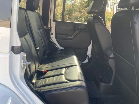 Used 2017 Jeep Wrangler Unlimited Sahara image 17