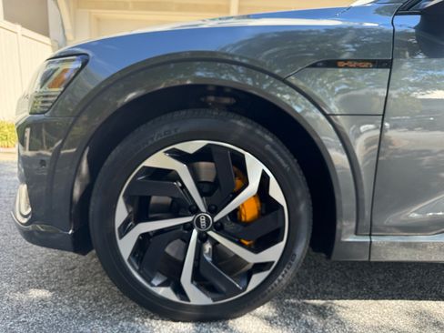 Used 2022 Audi e-tron Premium Plus image 5