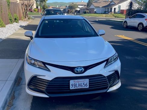Used 2022 Toyota Camry LE image 1