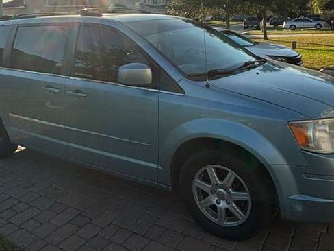 Used 2010 Chrysler Town & Country Touring image 8