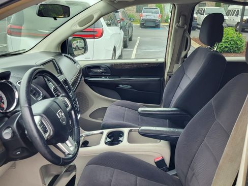 Used 2011 Dodge Grand Caravan Crew FWD image 2