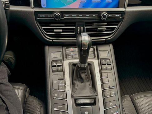 Used 2021 Porsche Macan AWD/4WD image 13