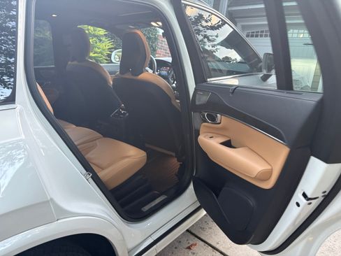 Used 2023 Volvo XC90 T8 Ultimate w/ Lounge Package image 22