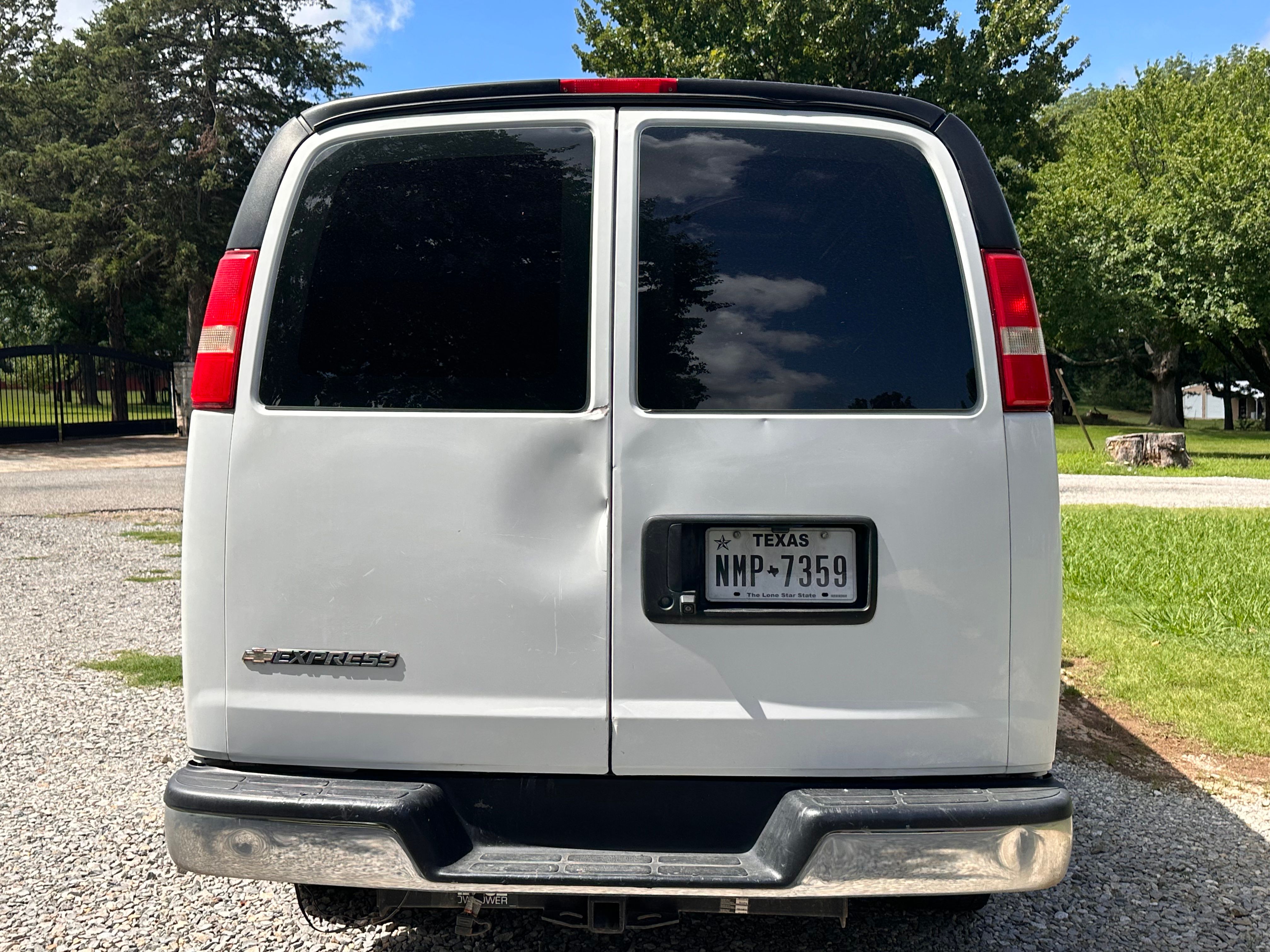 Used 2018 Chevrolet Express 2500 w/ Driver Convenience Package RWD image 5