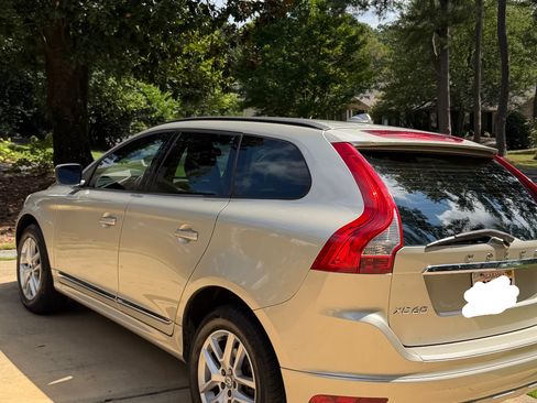 Used 2017 Volvo XC60 T5 FWD image 2