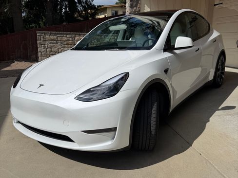 Used 2023 Tesla Model Y Performance AWD/4WD image 2