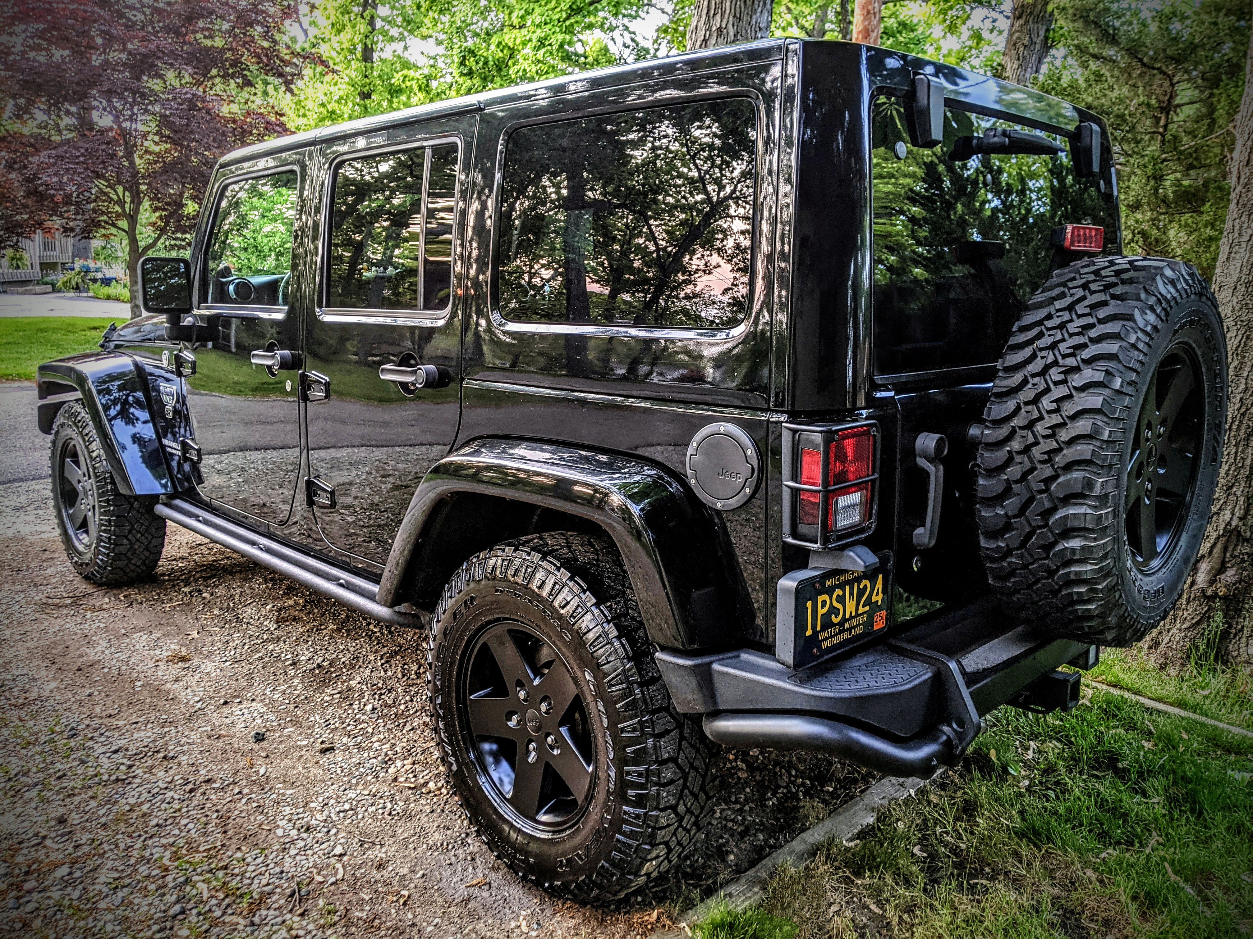 Used 2012 Jeep Wrangler Unlimited Rubicon AWD/4WD image 2
