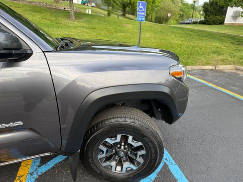 Used 2016 Toyota Tacoma TRD Off-Road w/ Towing Package AWD/4WD image 9