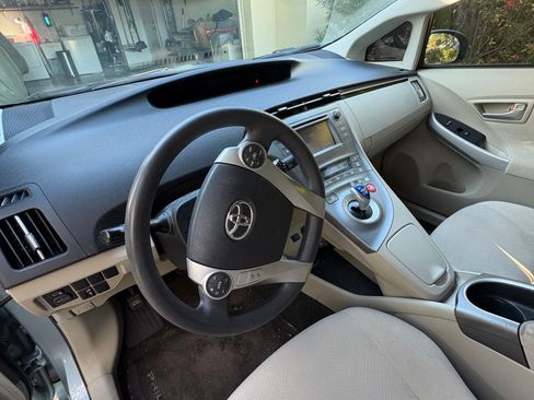 Used 2014 Toyota Prius Five image 2