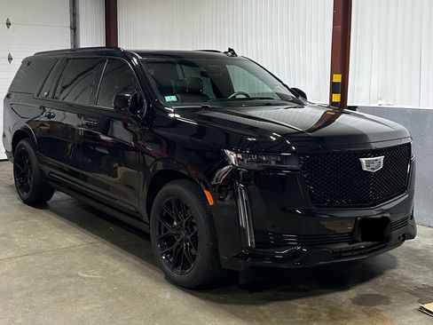 Used 2022 Cadillac Escalade ESV Sport Platinum w/ Heavy-Duty Trailer Package AWD/4WD image 8