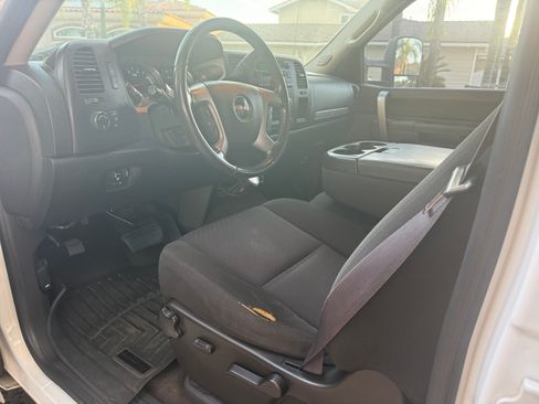 Used 2011 GMC Sierra 2500 SLE w/ SLE Preferred Package AWD/4WD image 9