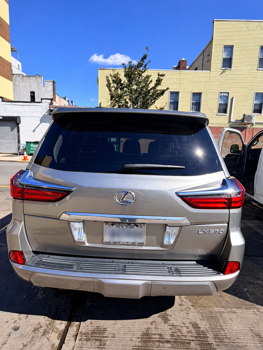 Used 2016 Lexus LX 570 4WD w/ Luxury Package image 2
