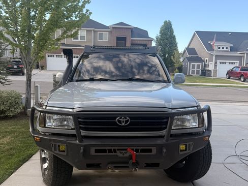 Used 1999 Toyota Land Cruiser w/ Leather Trim Pkg AWD/4WD image 2