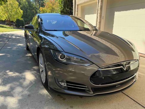 Used 2015 Tesla Model S P90D image 1