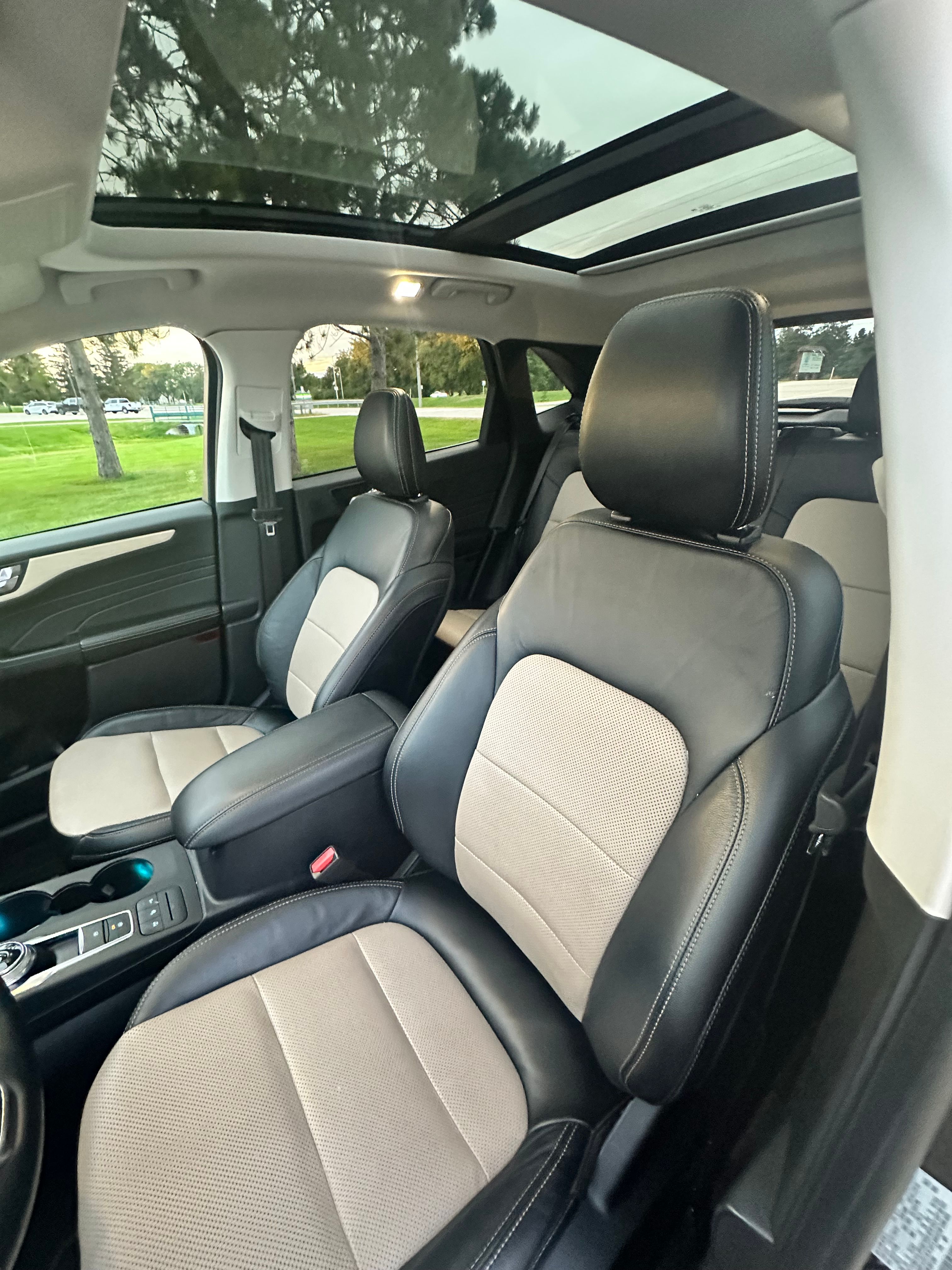 Used 2021 Ford Escape Titanium w/ Titanium Elite Package AWD/4WD image 13