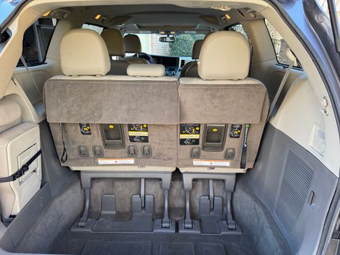 Used 2016 Toyota Sienna XLE image 17