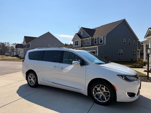 Used 2017 Chrysler Pacifica Limited w/ Advanced Safetytec Group image 4