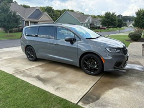 Used 2023 Chrysler Pacifica Touring-L w/ S Appearance Package FWD image 4